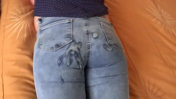 play 58-jarige Latijns-Amerikaanse moeder in haar slaapkamer, heel opgewonden, belt ze de echtgenoot van de werknemer om op te nemen wat ze meerdere keren masturbeert en vraagt ​​hem op het einde op haar kont klaar te komen met de spijkerbroek aan
