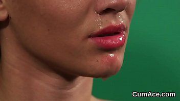 Redare O păpușă curvă primește spermă pe față, sugând tot curajul