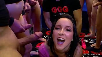 Jouer Latina francys belle se fait gangbanger avec des bukkakes