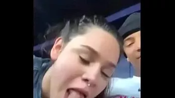 Reproduzir Namorado secretamente filmou namorada chupando seu pau no carro