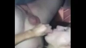 Abspielen Süßes Mädchen bekommt Sperma ins Gesicht gespritzt