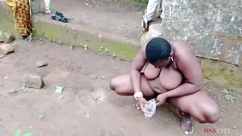 Reproduzir O presente africano lavou sua buceta completamente antes de foder o filho do rei ao ar livre