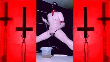 play Satanás lo hizo estúpido - drecksau huo volviéndose loco estúpido feliz mientras traga cubos llenos de orina