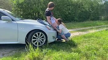 播放 无辜的宝贝在森林附近被性交