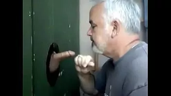 play Pijpen en sperma eten in glory hole