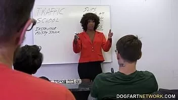 play Misty stone suce 10 mecs jusqu'à ce qu'ils jouissent