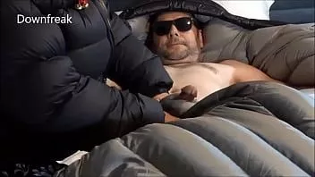 play Tetas grandes milf dá jaqueta mão trabalho náilon brilhante fetiche punheta em saco de dormir doce