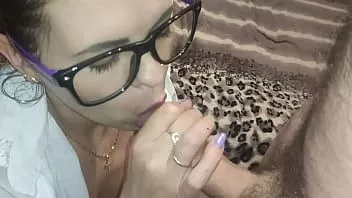 Jouer Baisée à lunettes et puissamment inondée son visage et ses lunettes de sperme