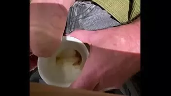 play Masturbasi di kafe umum dengan air mani di cangkir