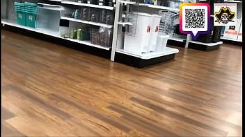 play Upskirt clignotant sans culotte dans un grand magasin