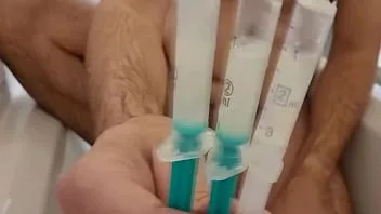 play Masturbacja z nieznajomymi spermą, którą dostałem ekspresową pocztą, wstrzykując strzykawką