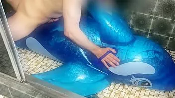 Oynat Su ile dolu intex 2m şişme mavi balina parçası üzerinde kambur ve cum