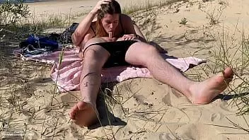 play Casal nudista fazendo sexo oral na praia pública