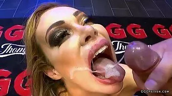 play 丰满的 chessie kay 显示 cum 收集和 bukkakes