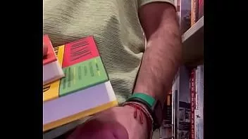 चलाएँ किताबों की दुकान पर गिरना। सार्वजनिक हस्तमैथुन