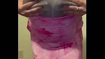 Reproduzir Homem de vestido rosa revela lentamente o sutiã, tira o sutiã e a calcinha e depois goza na calcinha roxa