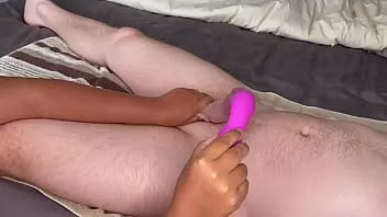 play Den Schwanz eines Fans mit Vibratoren zerstören, bis er explodiert. Willst du der Nächste sein?
