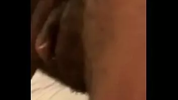 Jouer Petite teen noire suce et baise une bite blanche jusqu'à ce que Creampie