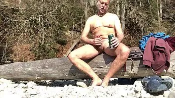 Putar Naturist mengalami orgasme di depan umum