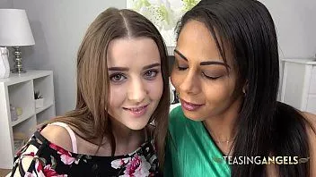 play इसाबेला और सिबिल आपको अपने मुख-मैथुन कौशल से लुभाते हैं