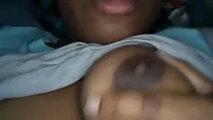 play आबनूस फूहड़ गीला हो जाता है और पोर्न के लिए हस्तमैथुन करता है