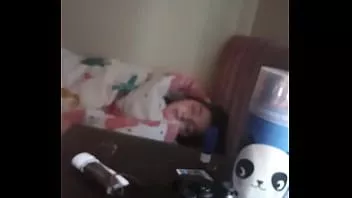 play Regarde-moi jouir sur ma marche pendant qu'elle fait la sieste