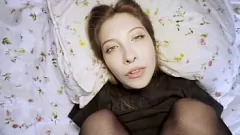play Bondage Beauty leva gozada depois de trabalho com os pés e anal