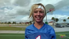 Jouer Blonde plantureuse Brianna Beach baise l'entraîneur Levi Cash à la maison