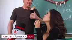 Jouer Kaiya Lynn, asiatique sinueuse, obtient un bonus de Noël collant dans sa chatte serrée