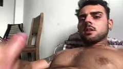 Reproduzir Urso muscular adolescente quente fode seu próprio pau grande e ejacula em sua boca