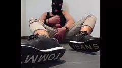 play Cum kaplı amatör ayaklar fetiş - çıplak ayakla cum yeme spor ayakkabı