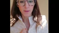 Reproduzir Milf Busty Milf Malinda em óculos fica íntimo com um vibrador no trabalho