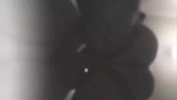 تشغيل كاميرا خفية تظهر رجلاً يرتجف ويجعله يمارس الجنس معي بشدة!
