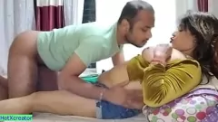 Jouer Desi Amateur Priya Bhabhi: Doggystyle rugueux et amusant de chatte rasée!