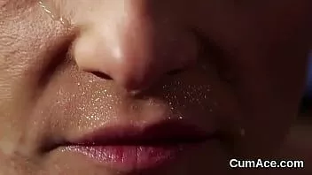 play Beleza impertinente recebe carga de esperma no rosto comendo toda a porra