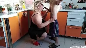play Atrapado suegro en la cocina follada en la boca coño y semen en su boca