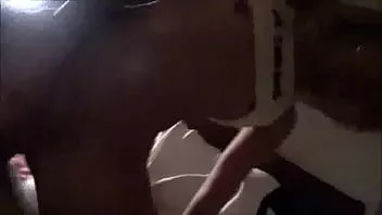 Jouer Kinky MILF prostituée qui se fait baiser sans préservatif