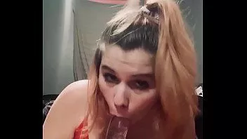 Jouer Une vraie lesbienne suce et baise son gode